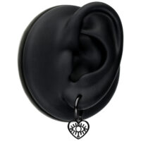 Orecchini neri con ciondolo a forma di cuore con occhi su modello di orecchio nero