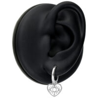 Mini cerchi in argento con motivo a cuore e occhio, su modello di orecchio nero