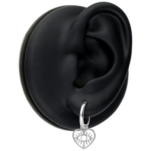 Mini cerchi in argento con motivo a cuore e occhio, su modello di orecchio nero