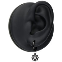 Orecchini Mini Crystal Flower Neri su un modello di orecchio nero su sfondo bianco