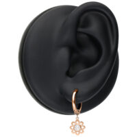 Mini Crystal Flower Hoops in oro rosa su modello di orecchio nero
