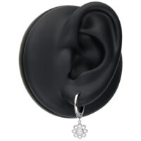 Mini cerchi in argento con pendente a fiore di cristallo su un modello di orecchio nero