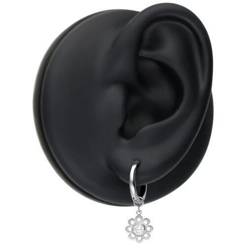 Mini cerchi in argento con pendente a fiore di cristallo su un modello di orecchio nero