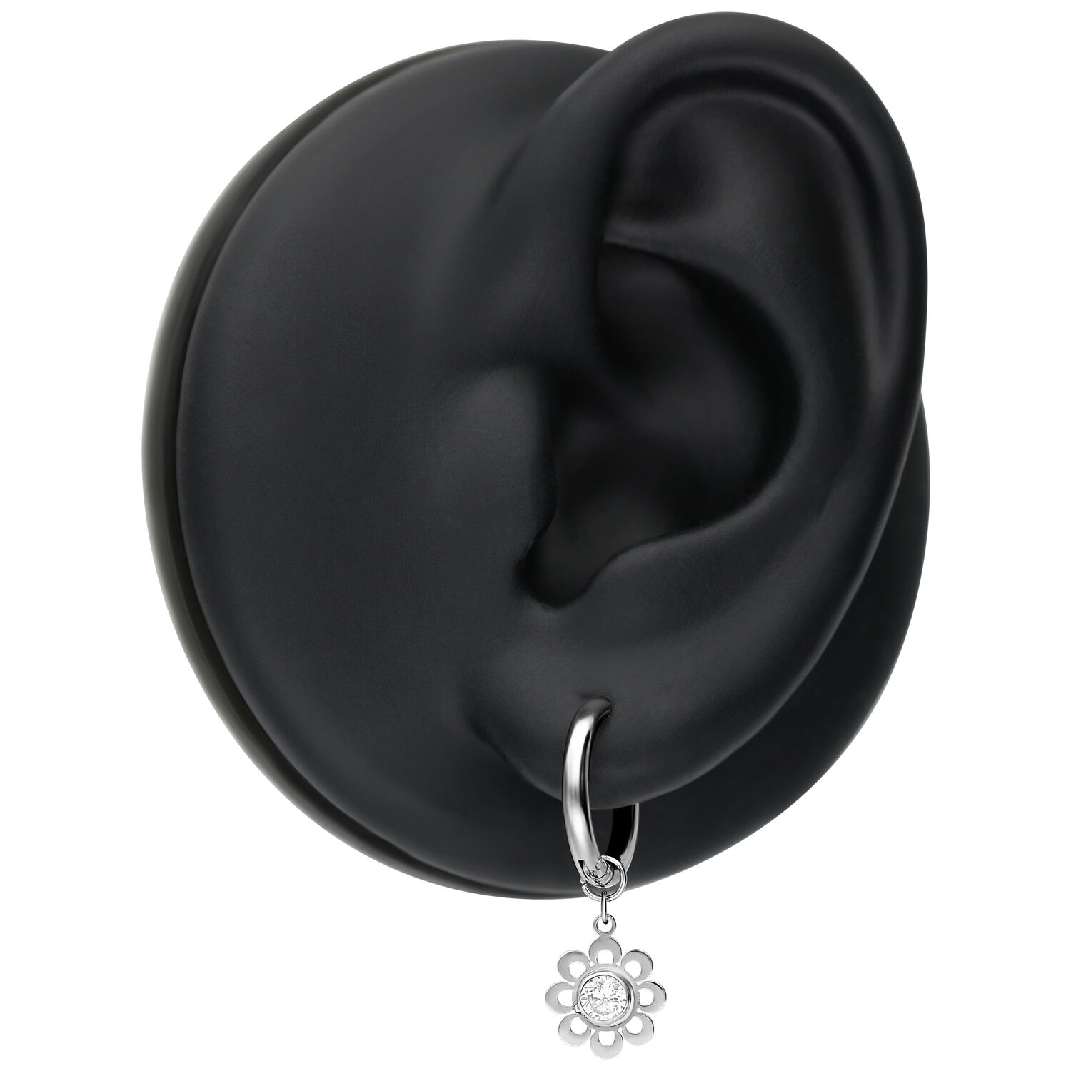 Mini cerchi in argento con pendente a fiore di cristallo su un modello di orecchio nero
