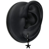 Mini Starfish nero su un modello di orecchio nero