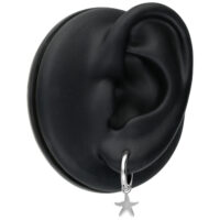 Orecchini mini a stella marina d'argento su un orecchio nero finto