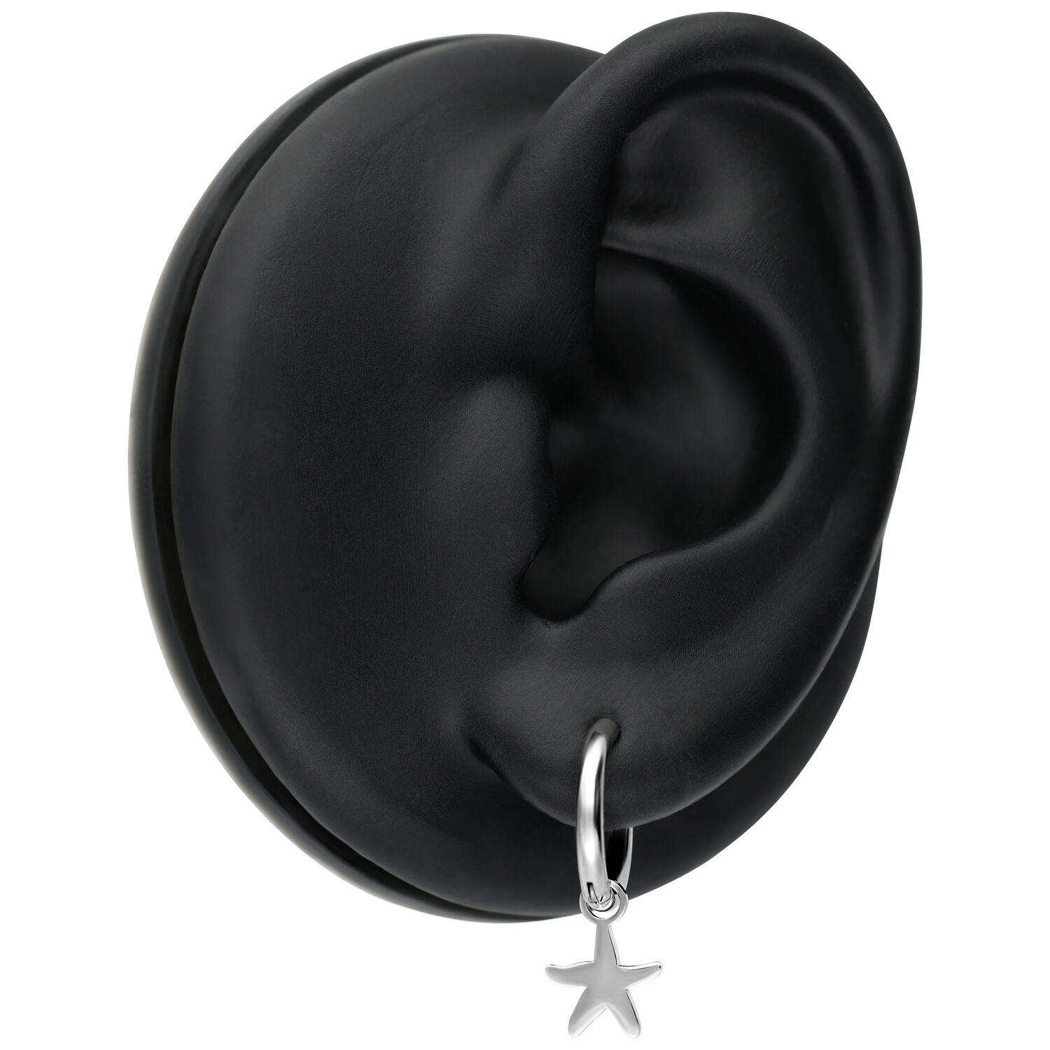 Orecchini mini a stella marina d'argento su un orecchio nero finto