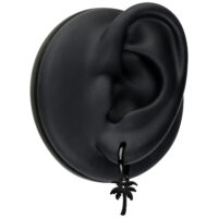 Orecchini Mini Palm Hoops neri su modello di orecchio nero su sfondo bianco