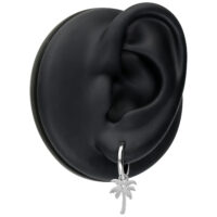 Orecchini d'argento con ciondolo a palma su display nero