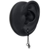 Orecchini neri con pendente di cristallo su un modello di orecchio nero su sfondo bianco