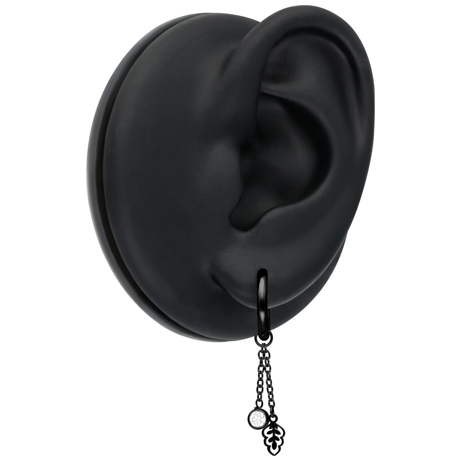 Orecchini neri con pendente di cristallo su un modello di orecchio nero su sfondo bianco