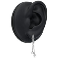 Orecchini d'argento con pendente a cristallo e foglia su modello di orecchio nero