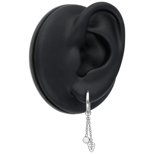 Orecchini d'argento con pendente a cristallo e foglia su modello di orecchio nero