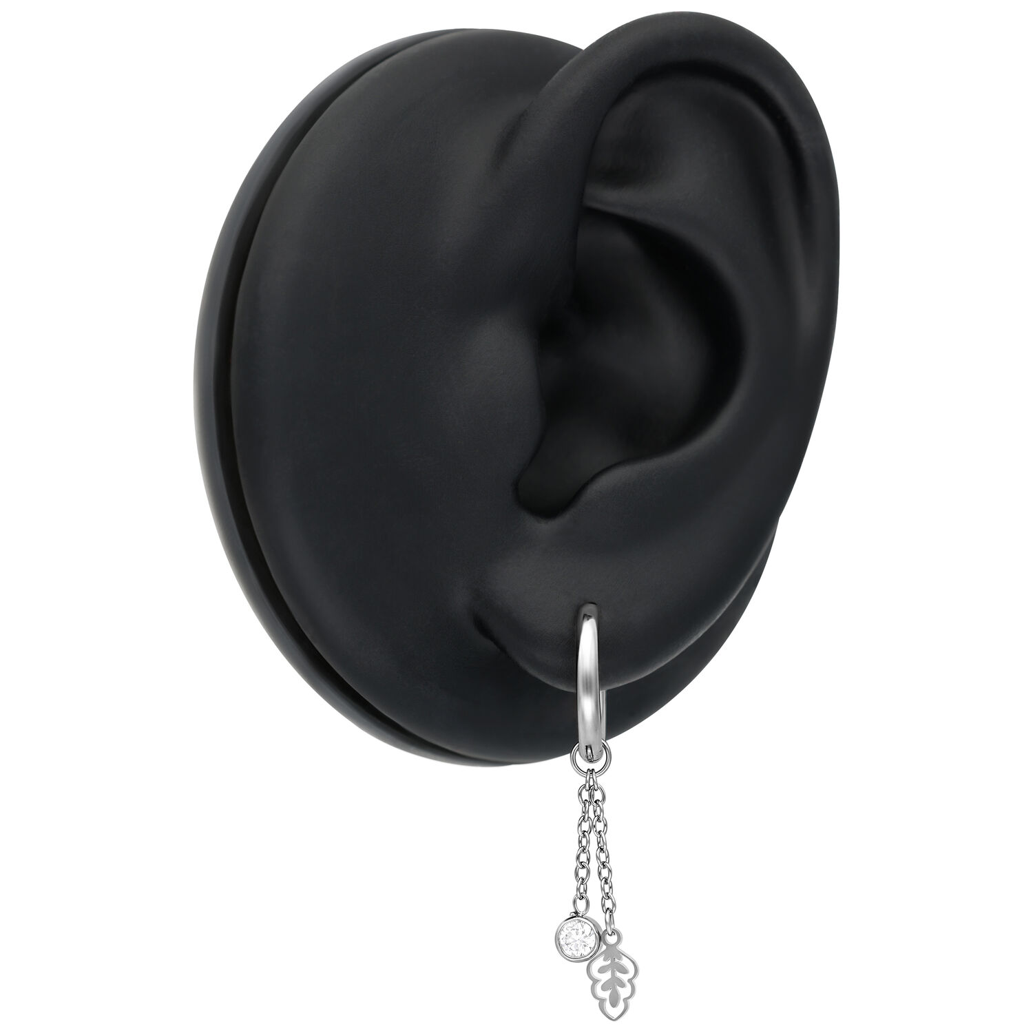 Orecchini d'argento con pendente a cristallo e foglia su modello di orecchio nero