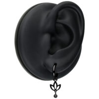 Schwarze Mini Lotus Creolen an einem Ohr auf schwarzem Studiohintergrund