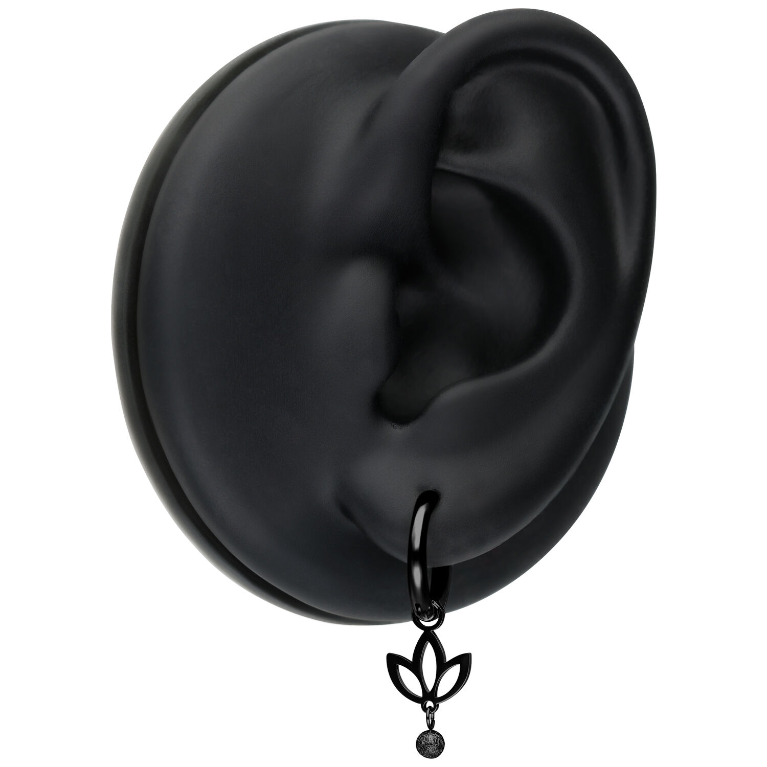 Schwarze Mini Lotus Creolen an einem Ohr auf schwarzem Studiohintergrund