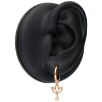 Mini orecchini Lotus in acciaio chirurgico in oro rosa su display nero