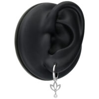 Orecchini Mini Lotus in argento su un orecchio modello nero su sfondo bianco