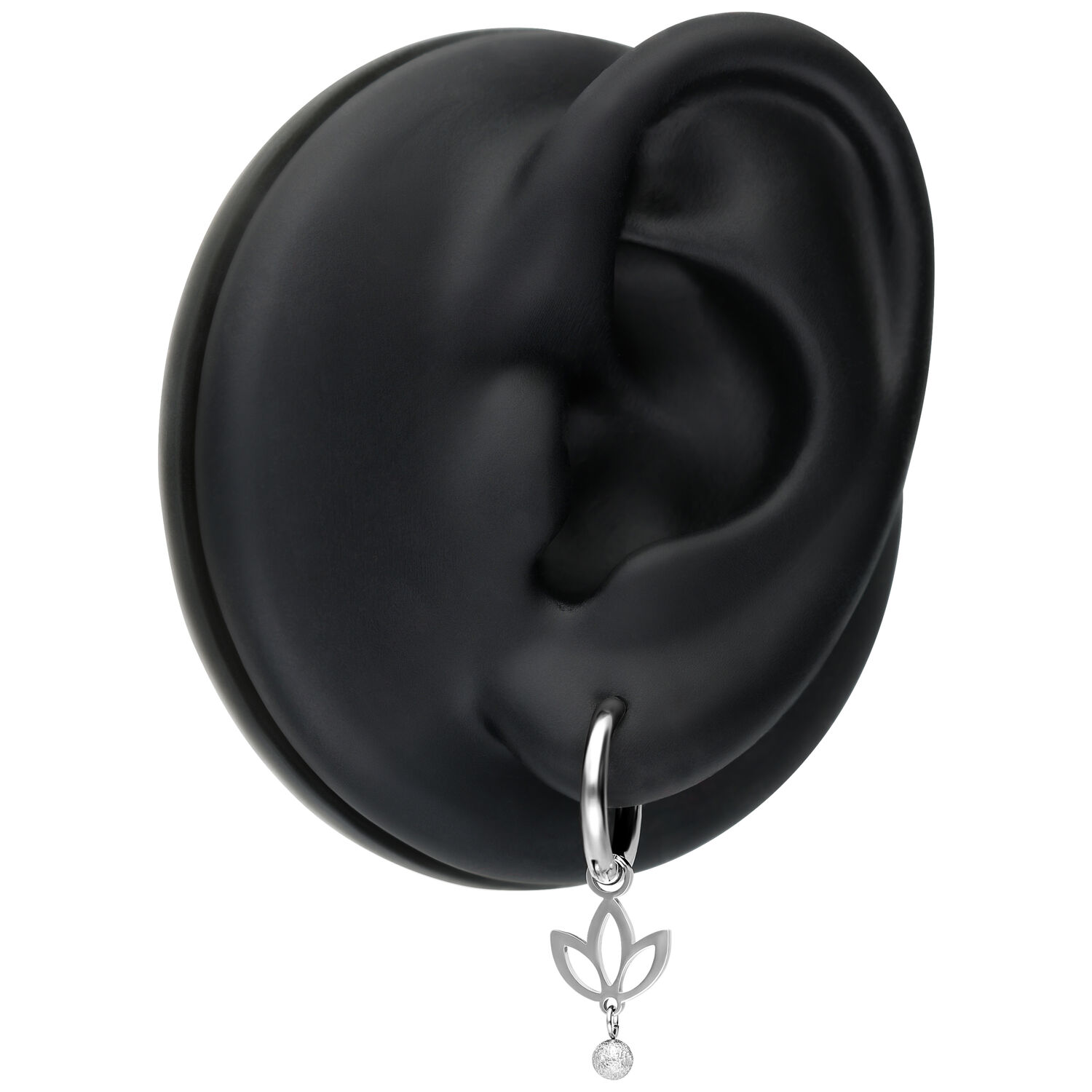 Orecchini Mini Lotus in argento su un orecchio modello nero su sfondo bianco