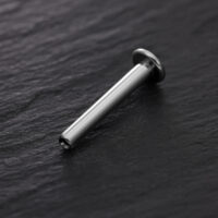 Labret Pushfit in titanio argento su sfondo nero