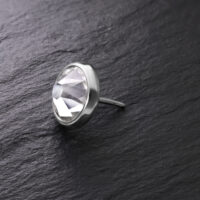 Disco argentato per Triple Piercing con cristallo chiaro su sfondo scuro