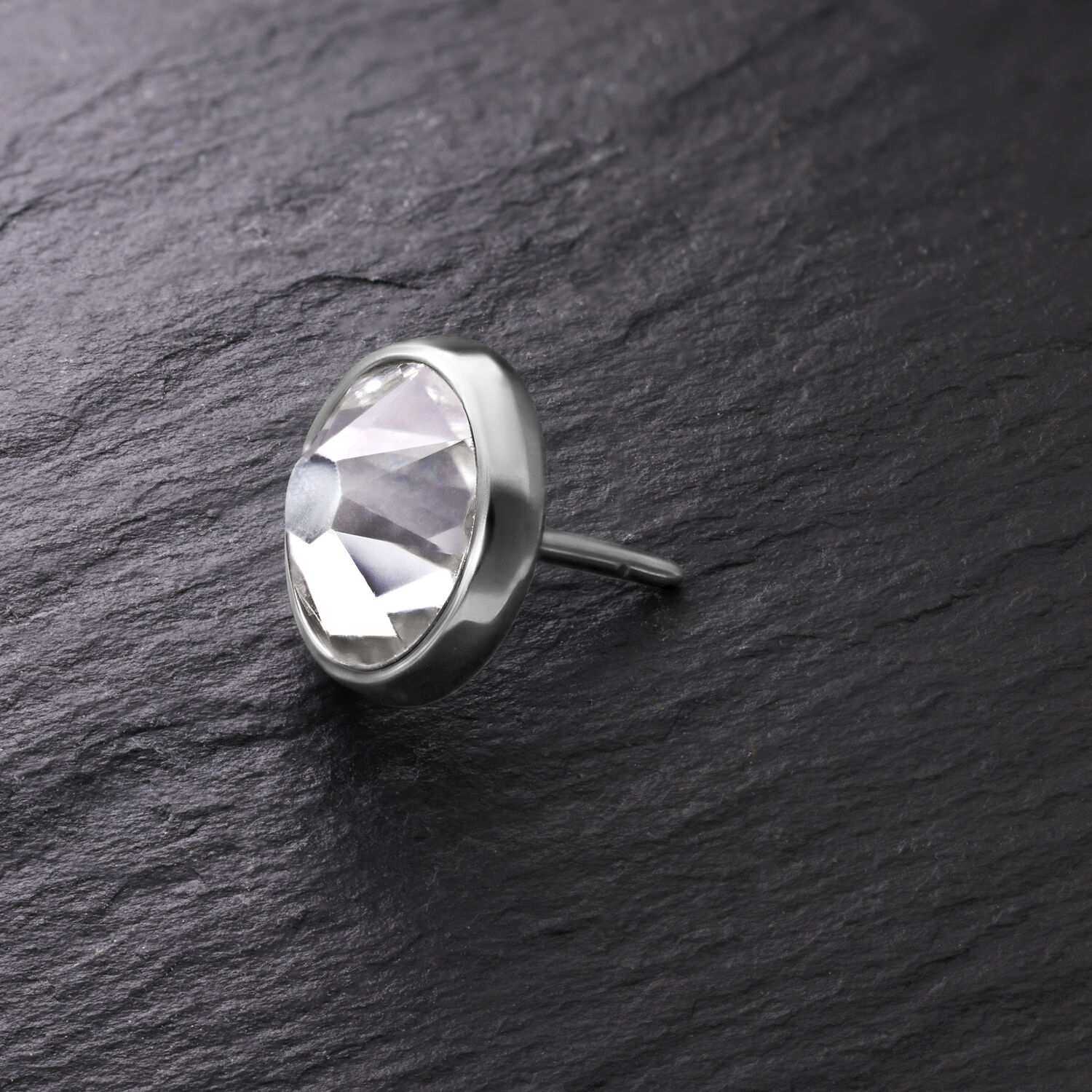 Disco argentato per Triple Piercing con cristallo chiaro su sfondo scuro