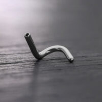 Piercing al naso Push Fit in titanio argento su sfondo scuro