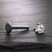 Attacco a 3 punti in argento con cristallo su sfondo scuro