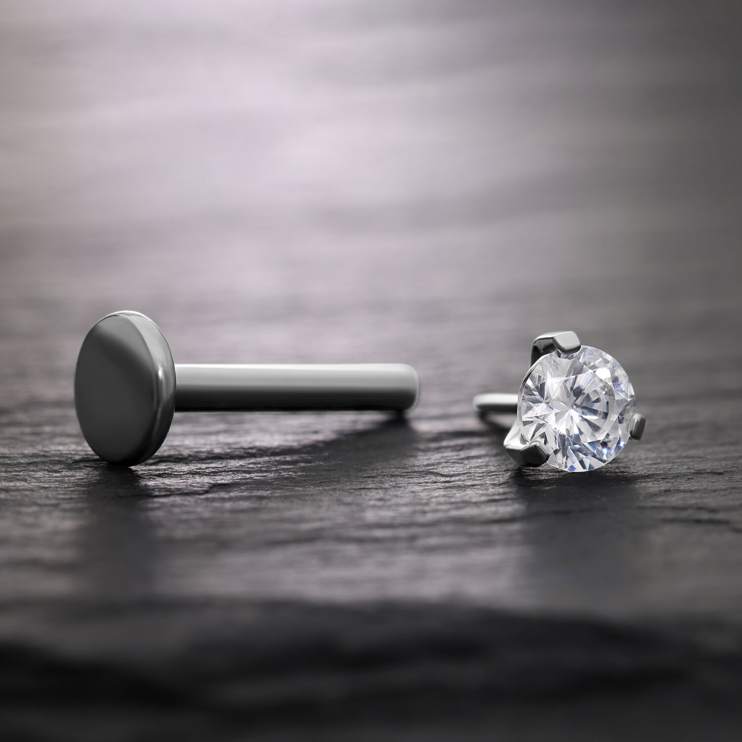 Attacco a 3 punti in argento con cristallo su sfondo scuro