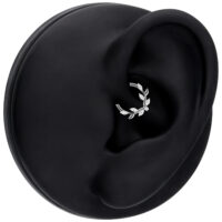 Clicker per setto nasale argento con design a foglia di cristallo su modello di orecchio nero