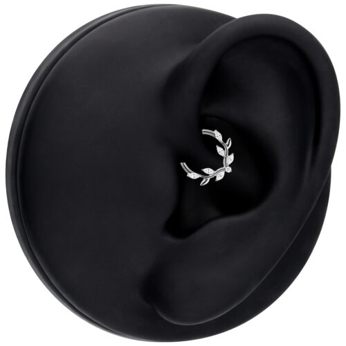 Clicker per setto nasale argento con design a foglia di cristallo su modello di orecchio nero