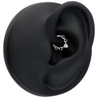 Clicker per septum in argento con cristalli a forma di cuore su orecchio modello nero