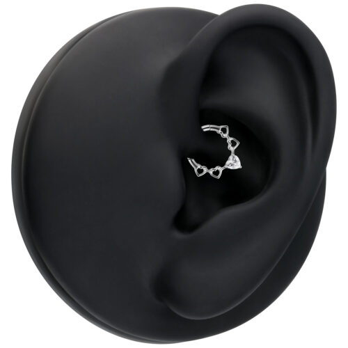 Clicker per septum in argento con cristalli a forma di cuore su orecchio modello nero
