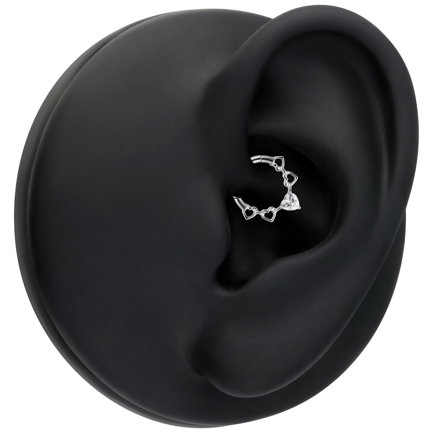 Clicker per septum in argento con cristalli a forma di cuore su orecchio modello nero