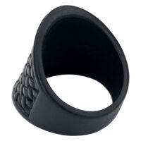 Anello in ottone nero opaco con design intrecciato su sfondo bianco
