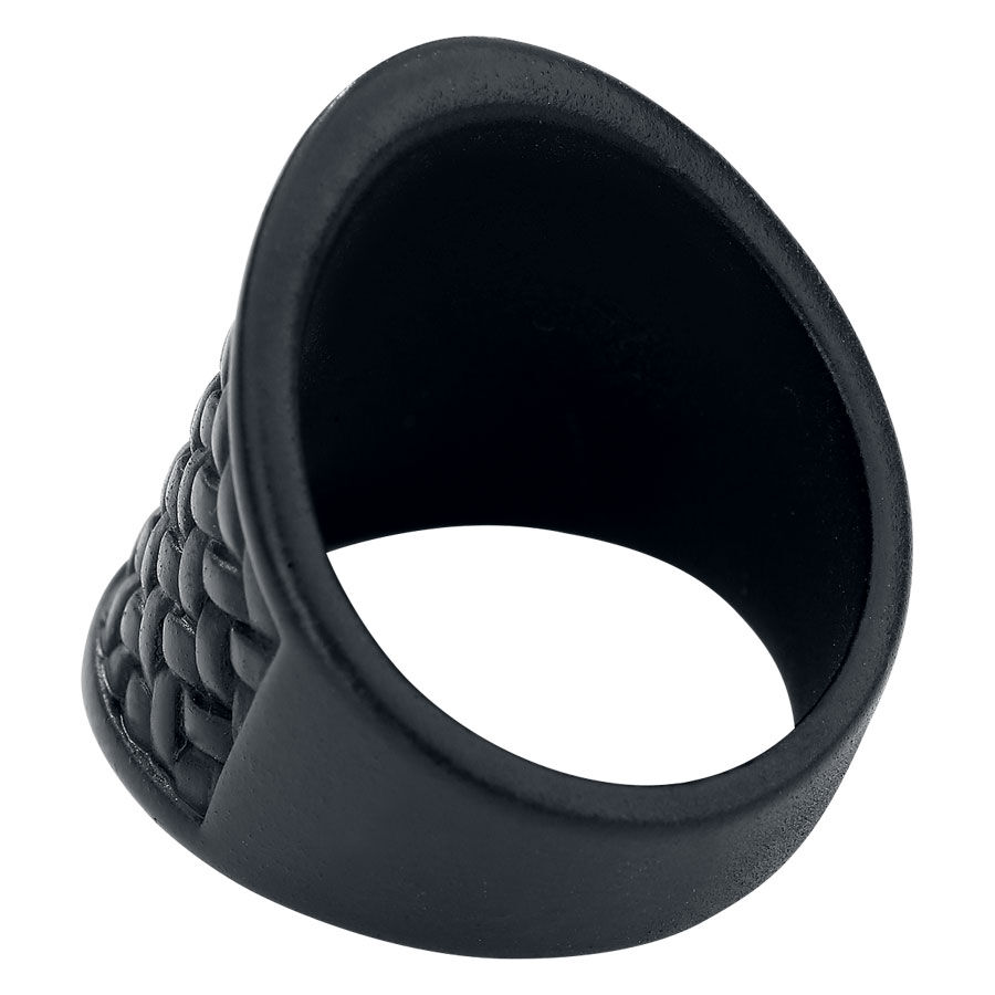 Anello in ottone nero opaco con design intrecciato su sfondo bianco