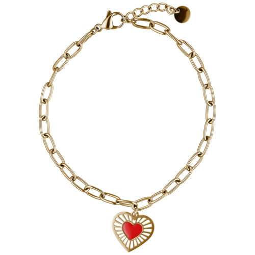 Bracciale dorato con ciondolo a cuore rosso su sfondo bianco