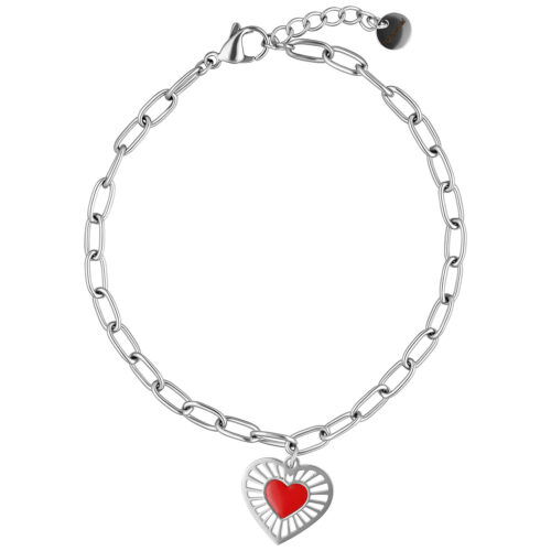 Bracciale color argento in acciaio chirurgico con ciondolo a cuore rosso su sfondo bianco