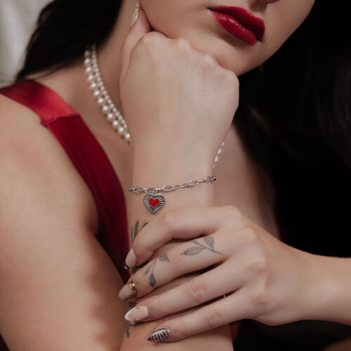 Donna con bracciale Sacred Heart in acciaio chirurgico argentato, design a cuore rosso