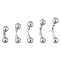 Cinque piercing Bananabell in argento in acciaio chirurgico su sfondo bianco