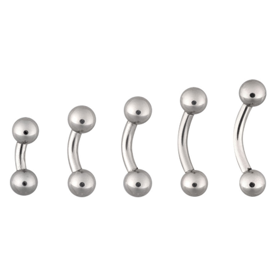 Cinque piercing Bananabell in argento in acciaio chirurgico su sfondo bianco