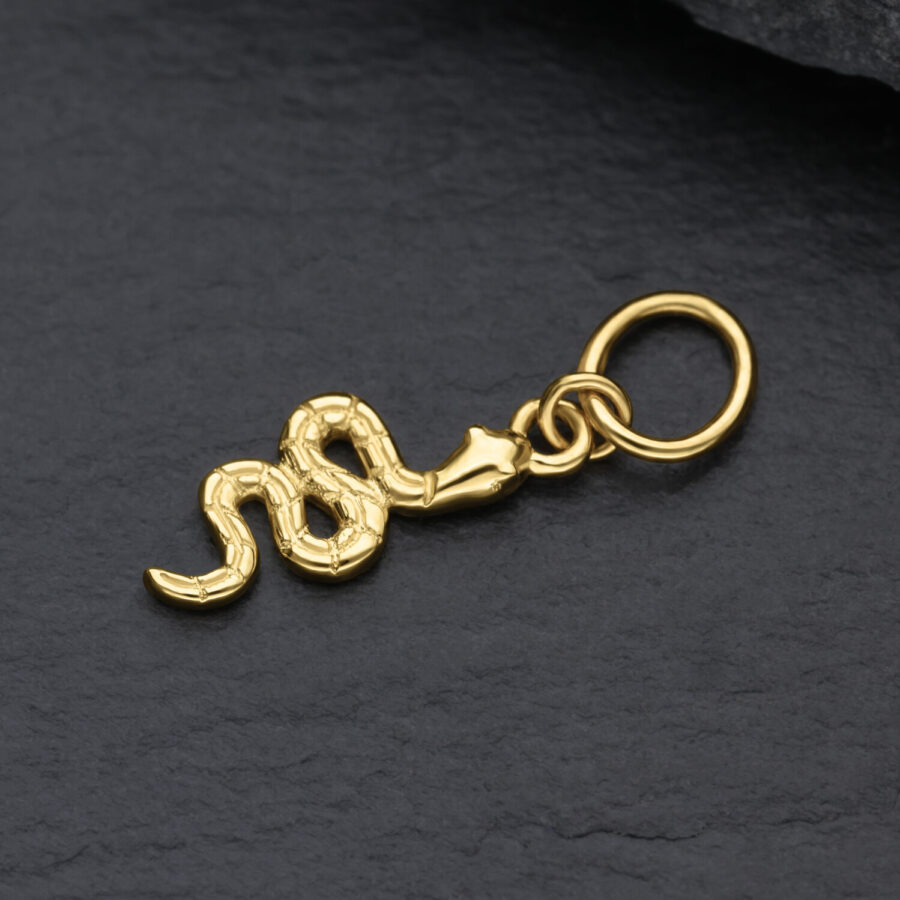 Ciondolo a forma di serpente in oro 18K su sfondo nero