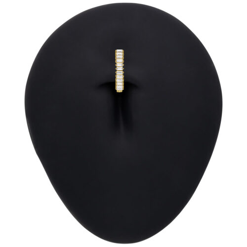 Clicker per ombelico in oro con baguette di moissanite su sfondo nero