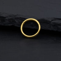 Anello a cerniera in oro 14K, spessore 1,2 mm, diametro interno 8,0 mm, su sfondo scuro