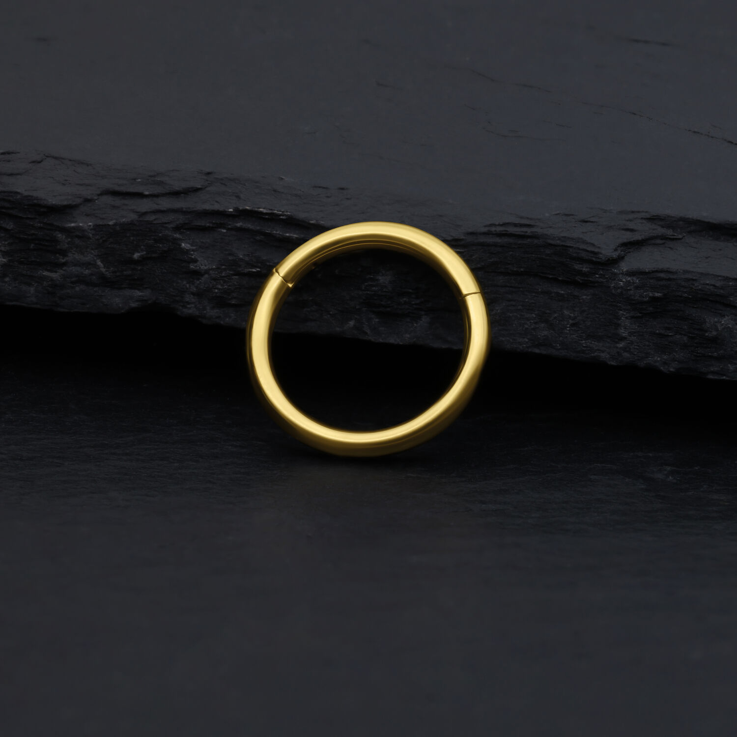Anello a cerniera in oro 14K, spessore 1,2 mm, diametro interno 8,0 mm, su sfondo scuro