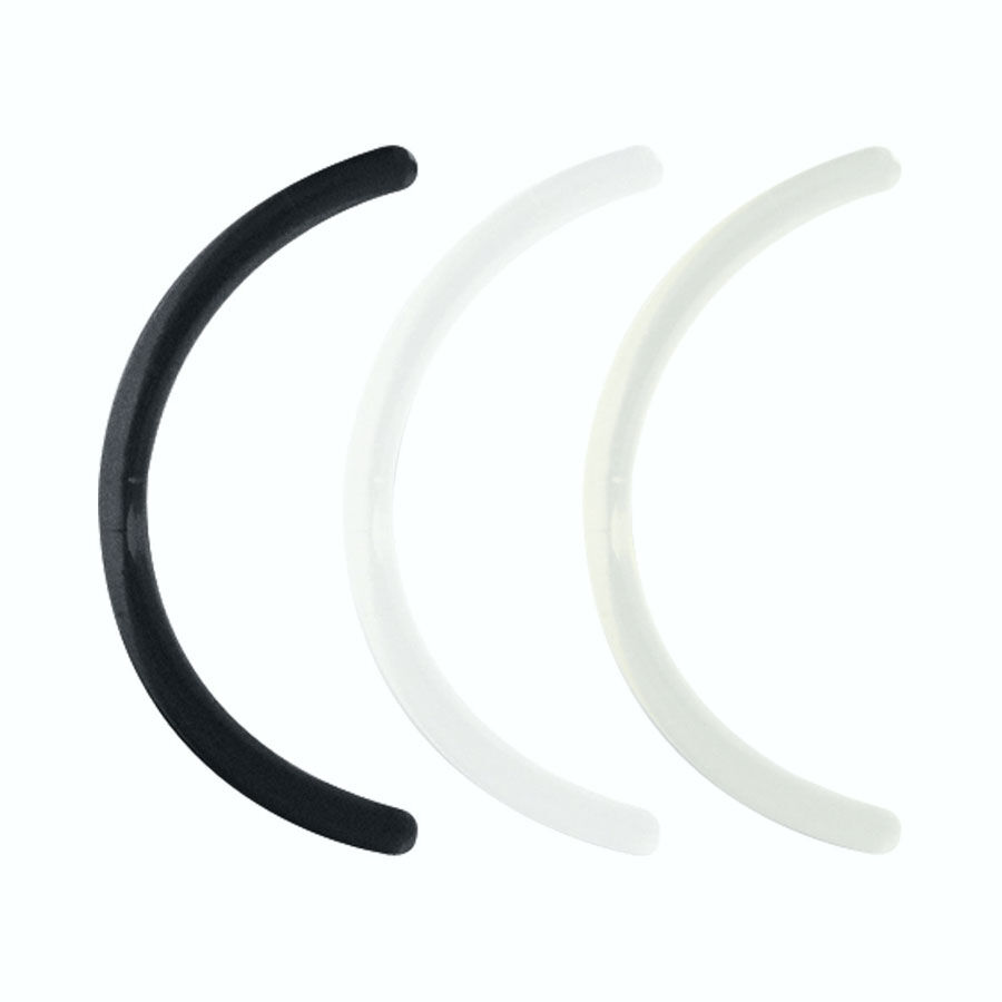 Drei gebogene Piercingstäbe in Schwarz und Weiß auf weißem Hintergrund