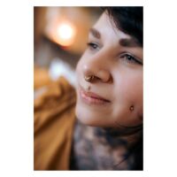 Primo piano di una persona con Oriental Sun Push-Fit Labret nel piercing al naso, colore oro