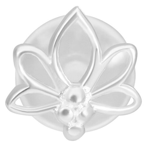 Labret Push-Fit in argento con design floreale su sfondo bianco