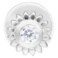 Labret in argento con pietra cristallina a forma di fiore su sfondo bianco