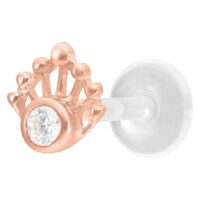 Labret in oro rosa con pietra cristallina su sfondo bianco